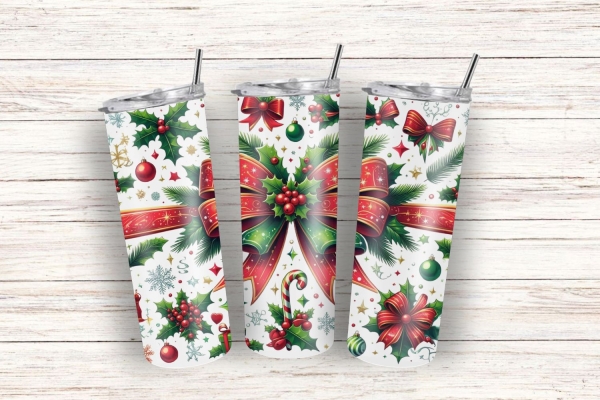 Drei weihnachtliche Thermobecher, verziert mit roten Schleifen, Stechpalmenblättern, Beeren und Zuckerstangen, auf hellem Holzuntergrund.